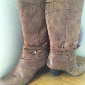 Bare traps boots size 7.5 medium